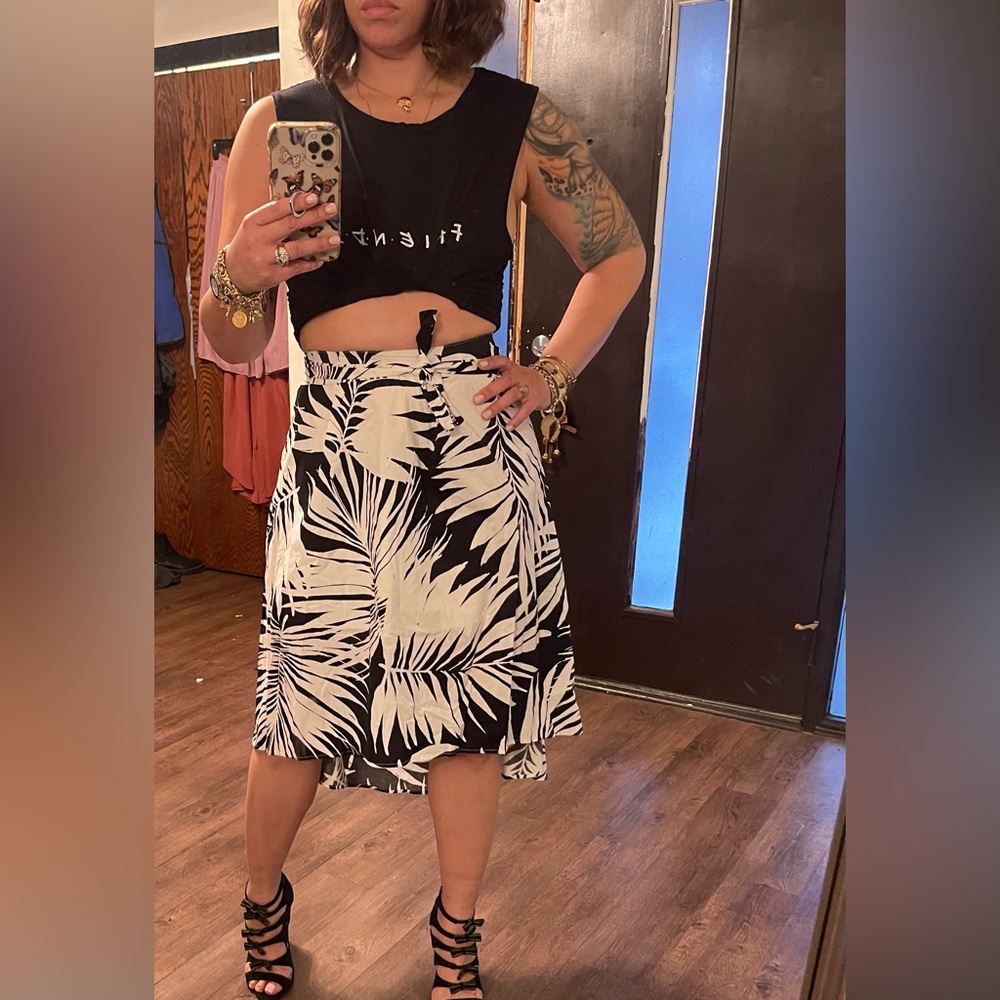 Go to brunch wearing the stunning skirt